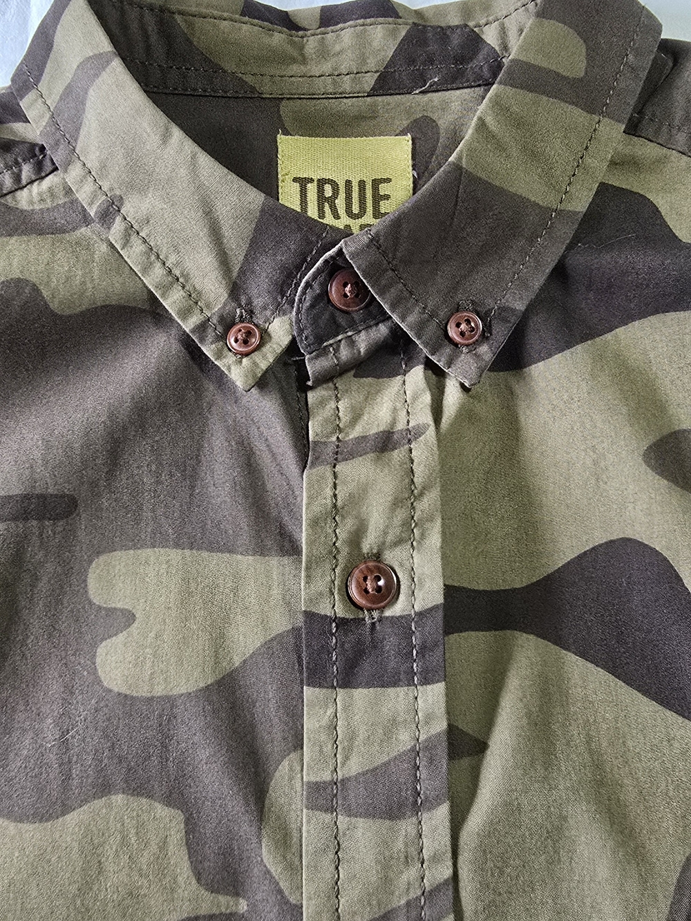True Craft Men’s Short Sleeve Camo Button-Down Casual Shirt Medium - Picture 8 of 9